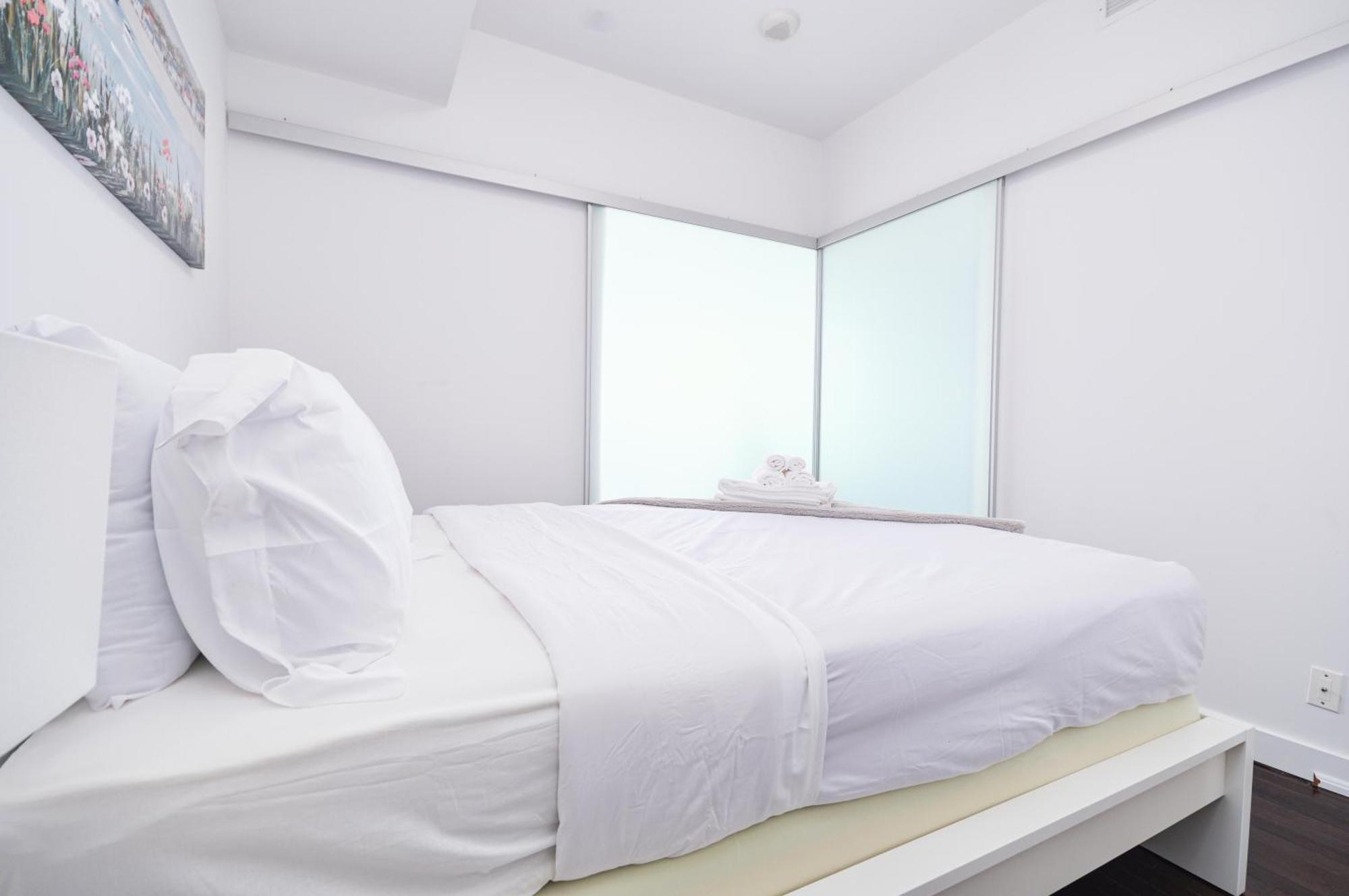 Downtown Toronto Condo Near Cn Tower, Scotiabank Arena, Rogers Centre, Union Station エクステリア 写真