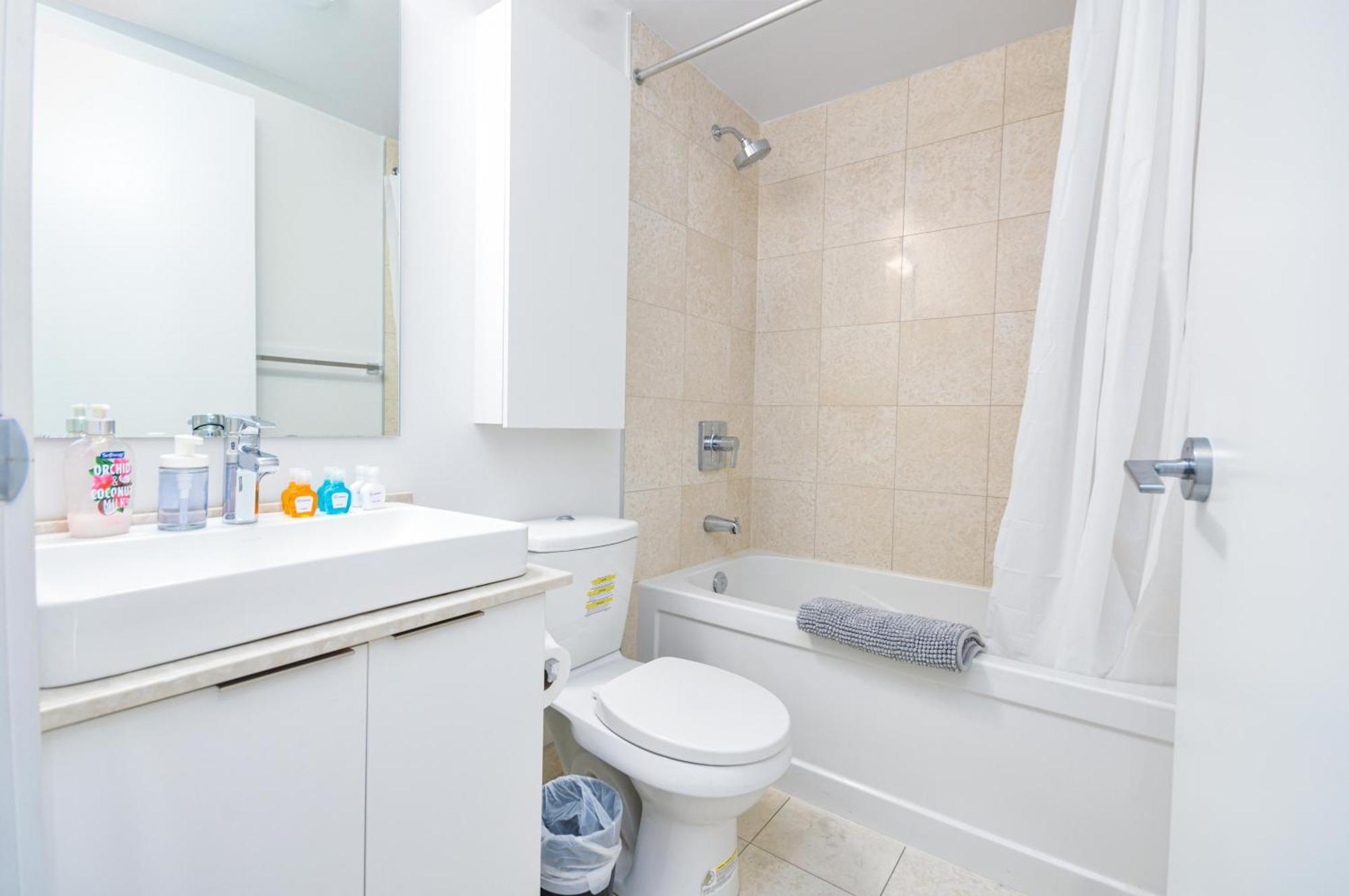 Downtown Toronto Condo Near Cn Tower, Scotiabank Arena, Rogers Centre, Union Station エクステリア 写真