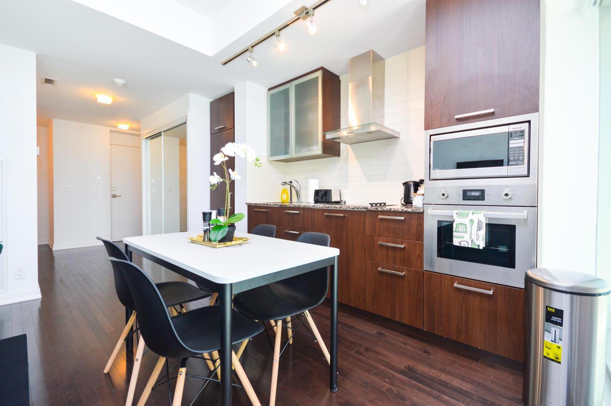 Downtown Toronto Condo Near Cn Tower, Scotiabank Arena, Rogers Centre, Union Station エクステリア 写真