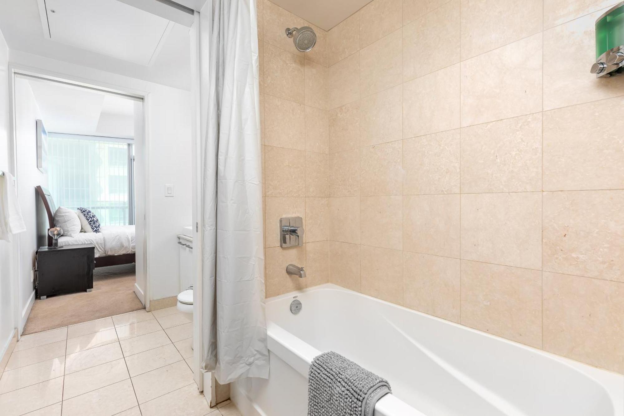 Downtown Toronto Condo Near Cn Tower, Scotiabank Arena, Rogers Centre, Union Station エクステリア 写真