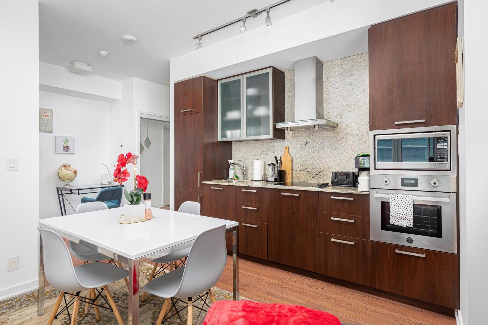 Downtown Toronto Condo Near Cn Tower, Scotiabank Arena, Rogers Centre, Union Station エクステリア 写真