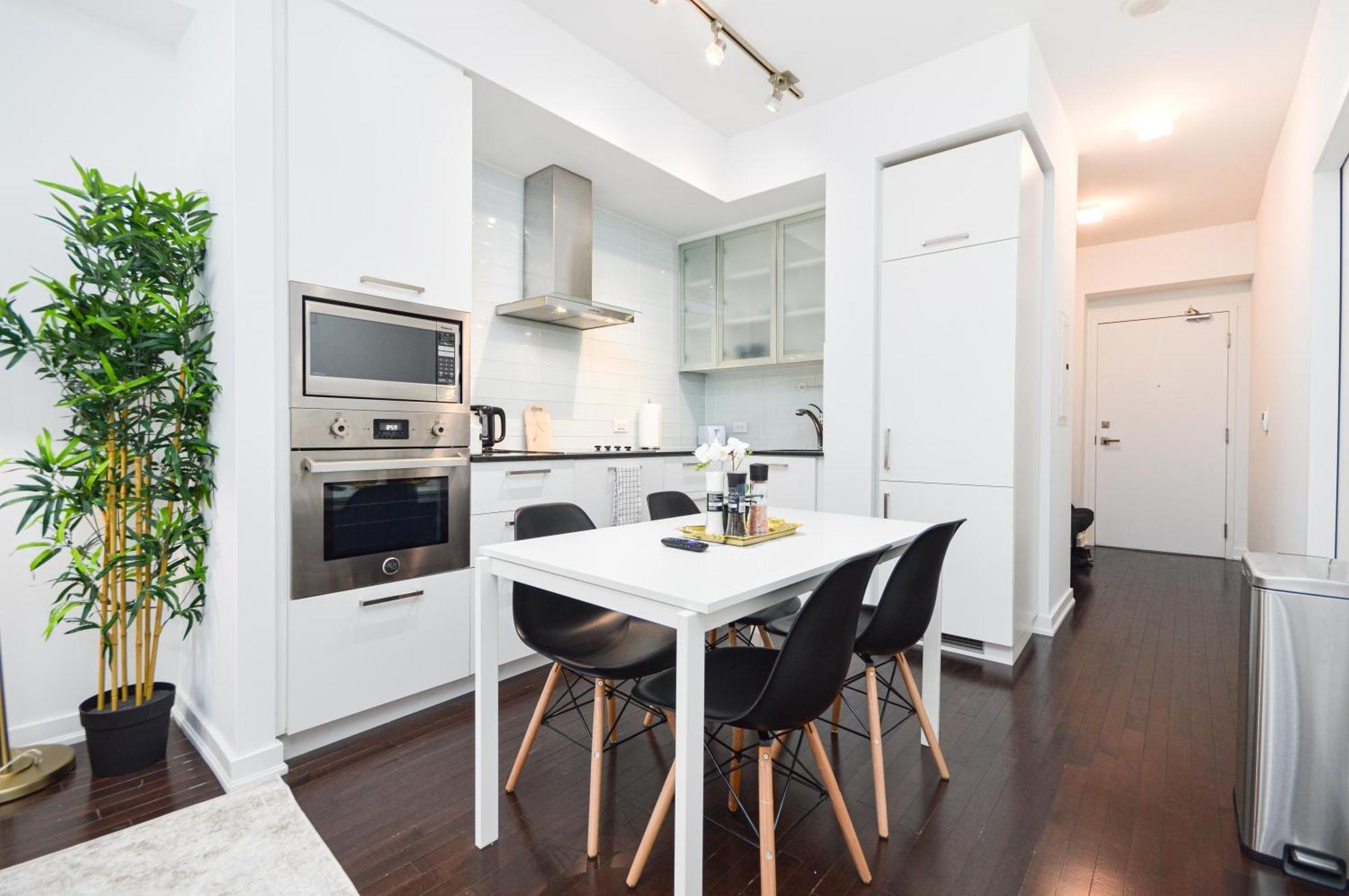 Downtown Toronto Condo Near Cn Tower, Scotiabank Arena, Rogers Centre, Union Station エクステリア 写真